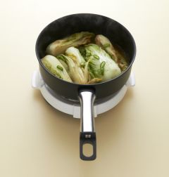 4. 풋고추를 넣어 국물을 끼얹어 가며 2분 정도 끓인다.