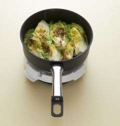 3. 연배추가 부드러워지면 된장을 넣어 잘 푼다.
(Tip. 된장은 집된장으로 사용하면 좋다. 배추맛이 워낙 달큰하여 시판된장으로 사용하면 더 달큰해지는 맛이니 단맛이 적고 짠맛이 강한 집된장을 사용하고 시판된장을 사용할 때는 풋고추를 넣어 칼칼한 맛을 더해주면 달큰한 맛이 좀 줄어든다.)