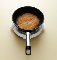 3. 팬에 식용유를 넉넉히 두르고 반죽을 떠넣고 얇게 펴서 앞뒤로 노릇노릇하게 지진다.