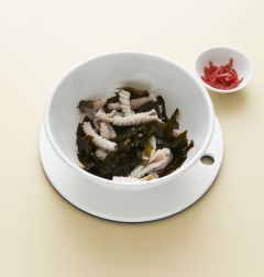 4. 물미역과 오징어를 섞은 후 양념을 넣어 조물조물 무치고 홍고추를 넣는다.