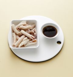 3. 끓는 물에 소금을 넣고 오징어를 넣어 1분 정도 데쳐서 그대로 건져 물기를 뺀다. 분량의 양념 재료는 모두 섞는다. 
(간장 0.5, 식초 2, 매실청 1, 설탕 0.5, 다진 마늘 0.5, 소금 약간)