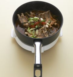 5. 국물이 끓기 시작하면 은근한 불로 줄여 20분 정도 더 끓인 후 대파, 홍고추, 풋고추를 넣어 5분 정도 더 끓인다.