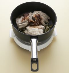 4. 냄비에 시래기를 깔고 삶은 돼지 등갈비를 얹은 다음 양념과 물 3컵을 넣어 끓인다.