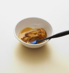 2. 단호박, 연유 100g, 달걀, 시나몬 파우더, 연유, 소금을 넣고 섞어 사각틀에 채운다.