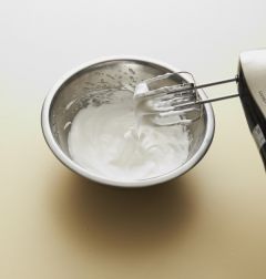 5. 달걀흰자에 거품을 내며 설탕 B를 나누어 넣고 ④의 시럽을 조금씩 넣어가며 휘핑해 머랭을 만든다.