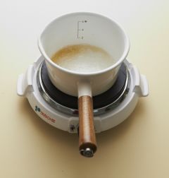 4. 머랭을 만든다. 냄비에 물, 설탕 A를 넣고 120℃까지 끓여 시럽을 만든다.