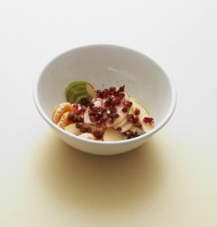 3.볼에 과일을 모두 넣고 레몬즙과 꿀을 넣어 버무린다. 
(Tip 민트 잎을 넣어 섞으면 더 맛있다.)