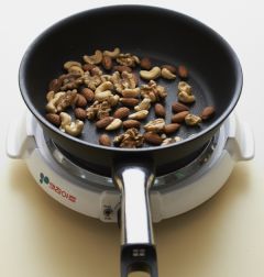 1. 견과류는 팬에 살짝 볶거나 200℃의 오븐에 3분 정도 굽는다.