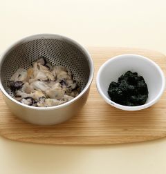 2. 매생이와 굴은 물에 여러 번 깨끗하게 씻는다. 매생이는 큼직하게 자른다.