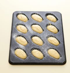 5. 휴지가 끝난 반죽은 짤주머니에 담아 팬닝하여 170℃로 예열한 오븐에 10분 정도 굽는다.