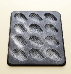 4. 마들렌틀에 녹인 버터를 얇게 바르고 체를 이용하여 강력분을 살살 뿌려 코팅한다.