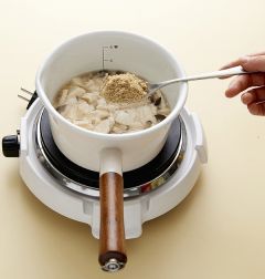 3. 순두부를 한 숟가락씩 떠 넣고 들깻가루를 넣는다.