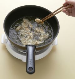 3. 굴에 튀김옷을 입혀 180℃의 튀김기름에서 노릇노릇하게 튀긴다. 녹두 당면은 하얗게 튀겨 기름기를 뺀다.