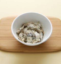 2. 밀가루, 녹말가루, 달걀흰자, 물 1을 섞어 튀김옷을 만든다.