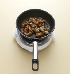 4. 팬에 분량의 소스 재료를 넣고 끓여 바글바글 끓으면 튀긴 굴을 넣고 섞어 그릇에 담는다. 녹두 당면을 부스러뜨려 얹는다.
(다진 마늘 0.5, 토마토 케첩 3, 간장 1, 고추장 1, 물엿 1, 설탕 0.5, 물 1/4컵)