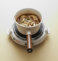 3. 만두가 익으면 청양고추와 대파를 넣는다.