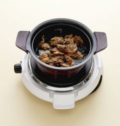 2. 솥에 물미역과 쌀을 섞어 넣고 꼬막을 얹어 밥을 짓는다.