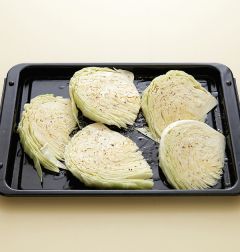 2. 양배추 양쪽에 올리브 오일을 바르고 소금과 통후추를 갈아 뿌린다. 230℃로 예열된 오븐에서 10분 정도 굽는다.