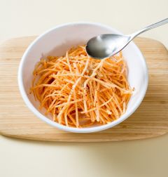 4. 색이 나면 식초와 깨소금을 넣고 소금으로 간을 맞춘다.