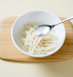 2. 콜라비에 소금을 뿌리고 가볍게 섞은 다음 5분 정도 둔다.