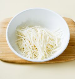 1. 콜라비는 껍질을 벗기고 일정한 두께로 채 썬다.