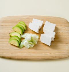 2. 애호박은 1cm 두께로 반달썰기하고 두부는 애호박과 비슷한 크기로 썰고 대파는 어슷하게 썬다.