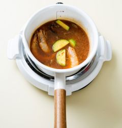 3. 냄비에 물 2컵을 넣어 끓여 끓으면 된장과 고춧가루를 넣어 잘 풀다. 전복, 조개, 새우, 애호박을 넣어 3분 정도 끓인다.