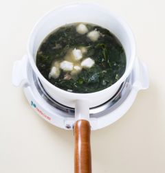4. 물 2컵을 더 넣어 센 불로 10분 정도 끓이다가 미역이 부드러워지면 옹심이를 넣고 3분 정도 끓인다. 참치한스푼을 넣고 소금으로 간한다.
(Tip 참치한스푼이 없다면 조선간장(집간장)으로 간을 맞춘다.)