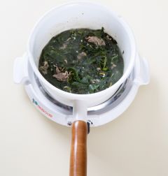 3. 물 2컵을 넣어 끓여 끓어오르면 중간 불에 10분 정도 끓인다.