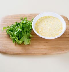 2. 달걀은 잘 풀어서 분량의 달걀 양념 재료를 넣고 골고루 섞는다. 치커리는 씻어 물기를 제거한다.
(우유 3, 다진 양파 3, 마요네즈 2, 소금·후춧가루 약간씩)