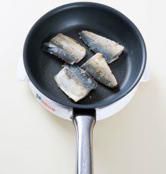 3. 팬에 식용유를 두르고 고등어를 앞뒤로 노릇노릇하게 지진다. 
(Tip 고등어를 맛있게 지지려면 식용유를 약간만 두르고 껍질 쪽부터 익혀야 한다. 고등어 기름이 약간 빠지면 뒤집어서 지져야 앞뒤로 노릇노릇하게 지질 수 있다.)