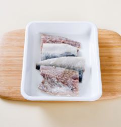 1. 고등어는 뼈를 제거하고 구이용으로 손질하여 큼직하게 썬다. 소금과 후춧가루를 뿌리고 녹말가루를 앞뒤로 가볍게 묻힌다.