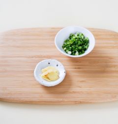 2. 실파는 송송 썰고 생강은 얇게 썬다.