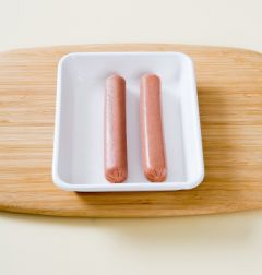 3. 소시지는 끓는 물에 살짝 데쳐 건진다.