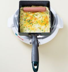 4. 달군 팬에 식용유를 두르고 달걀물을 약간 붓고 소시지를 얹은 다음 달걀물을 부어 가며 돌돌 말아 도톰하게 썬다.