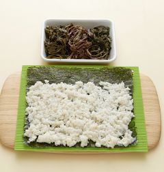 3. 김발에 김을 얹고 밥을 평평하게 깐다.