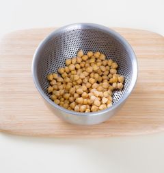 1. 병아리콩은 물에 담가 3시간 정도 불렸다가 건져 끓는 물에 소금을 넣고 5분 정도 삶아 건진다.