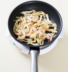 3. 새우를 넣어 중간 불에 2분 정도 볶아 굴소스로 간을 한다.