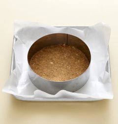 1. 다이제스티브는 다져서 녹인 버터와 섞어 무스 링 바닥에 평평히 깐다.
(Tip 다이제스티브는 비닐에 넣어서 방망이로 밀거나 두드려서 다진다.)