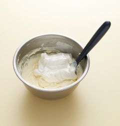 5. 나머지 휘핑크림은 거품을 내어 80% 정도가 거품이 올라오도록 휘핑한 다음 ④의 치즈 반죽과 섞는다.