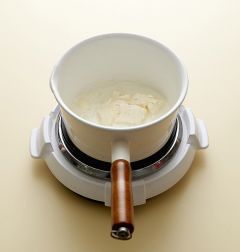 4. 냄비에 휘핑크림 35㎖와 치즈 반죽을 한 주걱 정도 넣고 가열해 불린 젤라틴을 넣고 녹인다.