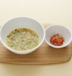 3. 달걀에 명란과 냉이를 넣어 섞고 찜그릇에 붓는다.