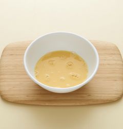 1. 달걀은 잘 풀어서 물을 넣어 섞고 소금과 후춧가루로 간을 한다. 
(Tip 명란이 들어가니 달걀에 소금간은 세게 하지 않는다.)