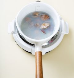 1. 바지락은 옅은 소금물에 담가 해감한 다음 깨끗이 씻는다. 냄비에 바지락과 물 2컵 넣고 끓여 끓으면 바지락을 넣는다.