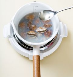 3. 바지락이 벌어지고 국물이 뽀얘지면 거품을 건져내면서 중간 불로 3분 정도 끓이다가 청주를 넣는다.