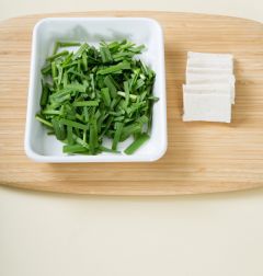 2. 부추는 다듬어 씻어 2cm 크기로 썰고 두부는 납작하게 썬다.