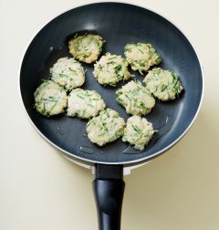 4. 달군 팬에 식용유를 두르고 반죽을 동그랗게 떠 넣어 앞뒤로 노릇노릇하게 지진다.