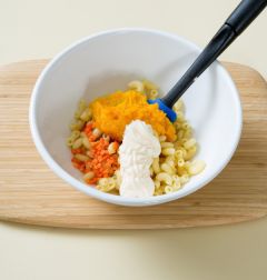 2. 마카로니에 당근, 단호박, 마요네즈를 넣어 섞는다.