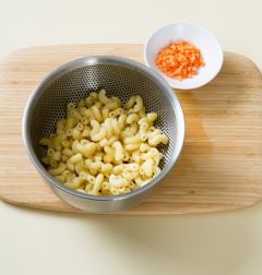 1. 냄비에 3컵의 물을 넣고 끓여 끓으면 소금을 넣고 마카로니를 넣어 5분 정도 삶아 건져 식힌다. 당근은 다진다.