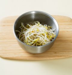 1. 숙주는 끓는 물에 소금을 넣고 1분 정도 데쳐서 찬물에 헹구어 물기를 뺀다.